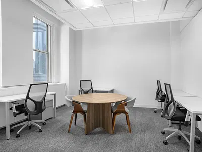 Tailor-Made Dream Offices for 3 Employees in Spaces GTC