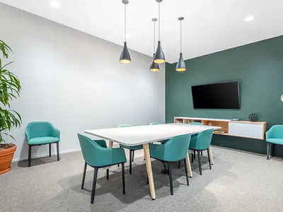 Tailor-Made Dream Offices for 4 Employees in Spaces GTC