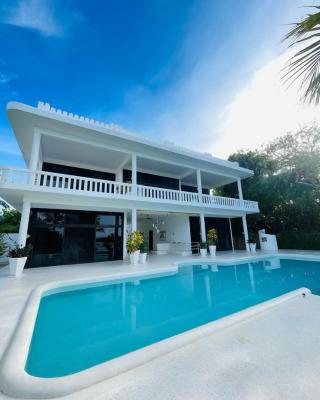 Exquisite Beach Holiday House -- Luxury 5-bedroom Beachfront Villa, Marine Park, Casuarina, Malindi Town, Kilifi, House Short Let