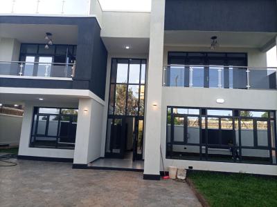 5 Bedroom House with Sq All Ensuite Ruiru.  Has a Family Room, Study R, Ruiru, Ruiru, Kiambu, Townhouse for Sale