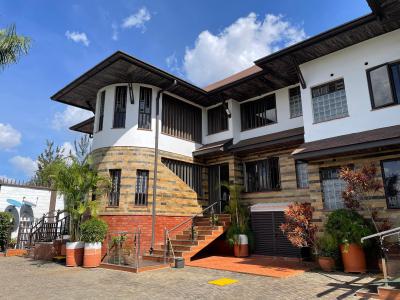 Elegant Furnished & Serviced 2 Bedrooms House with Mature Garden, Runda, Runda, Westlands, Nairobi, House for Rent