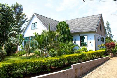 Gorgeous 3 Bedrooms Bungalow with an Attic & Well Manicured Garden, Mambo Leo, West Kisumu, Kisumu, House for Sale