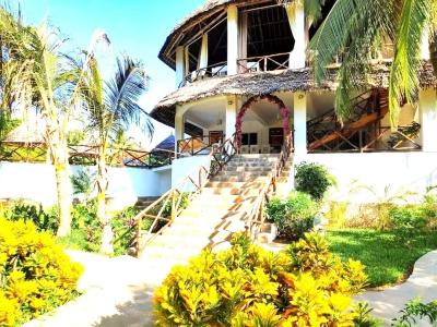 6 Bedrooms Sitting on a Half Acre Plot Walking Distance to the Beach F