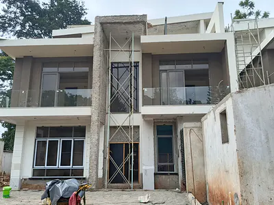 An Elegant Very Spacious 5 Bedroom Townhouse All Ensuite Plus DSQ