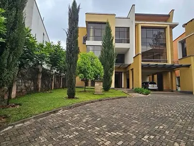 5 BR + DSQ Townhouse