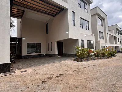 Luxury 5 Bedroom Villa + Sq+ Family Room