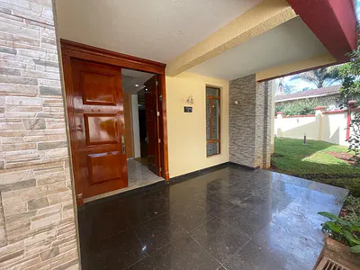 Exquisite 5 Bedroom All Ensuite Villa with a Garden and a Detached DSQ