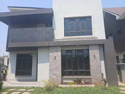 4-Bedroom All En-Suite Maisonette + DSQ + Attic Family Room