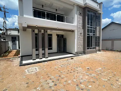 5 Bedroom House with Sq All Ensuite Mugutha. Price 21million Contact 0