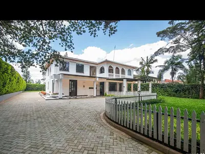 Luxury 5-Bedroom Townhouse with Pool