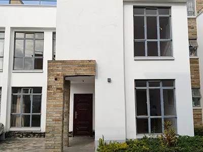 Modern 4 Bedroom Townhouse+ Rooftop Terrace