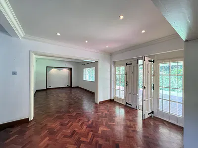 Rustic 5-Bedroom House on 0.8 Acres