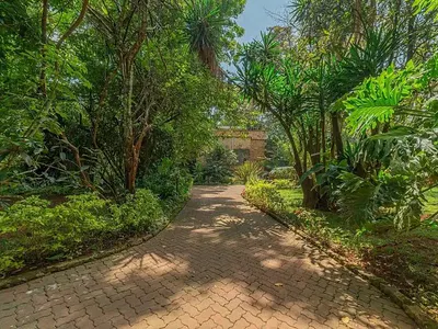 Luxurious 4-Bedroom All En-Suite Residence
