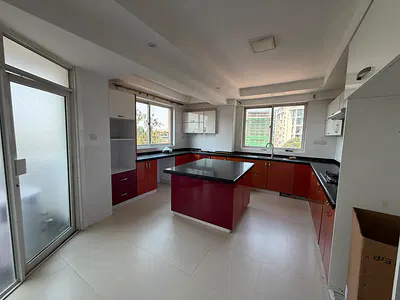 Spacious 3 Bedroom Apartment with DSQ