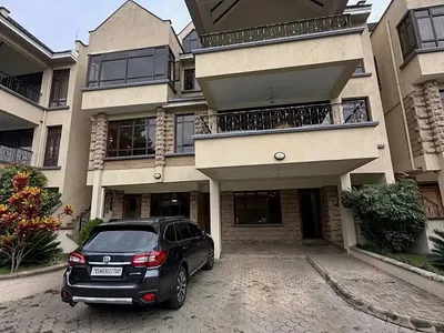 Elegant 5-Bedroom Townhouse + DSQ