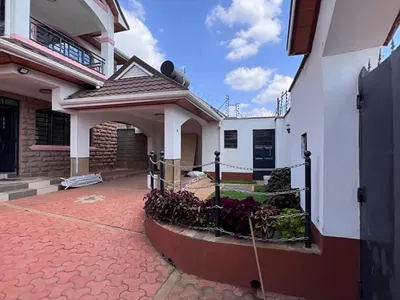 4 Bedroom House with Sq for Sale Ruiru Membley Estate All Bedrooms Ar — Membley Estate, Membley Estate, Kiambu