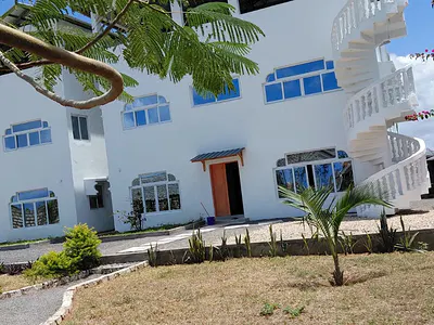 6 Bedroom House Sitting 1/2 in Watamu, with Staff Quarter and Garage. — Watamu, Watamu, Kilifi